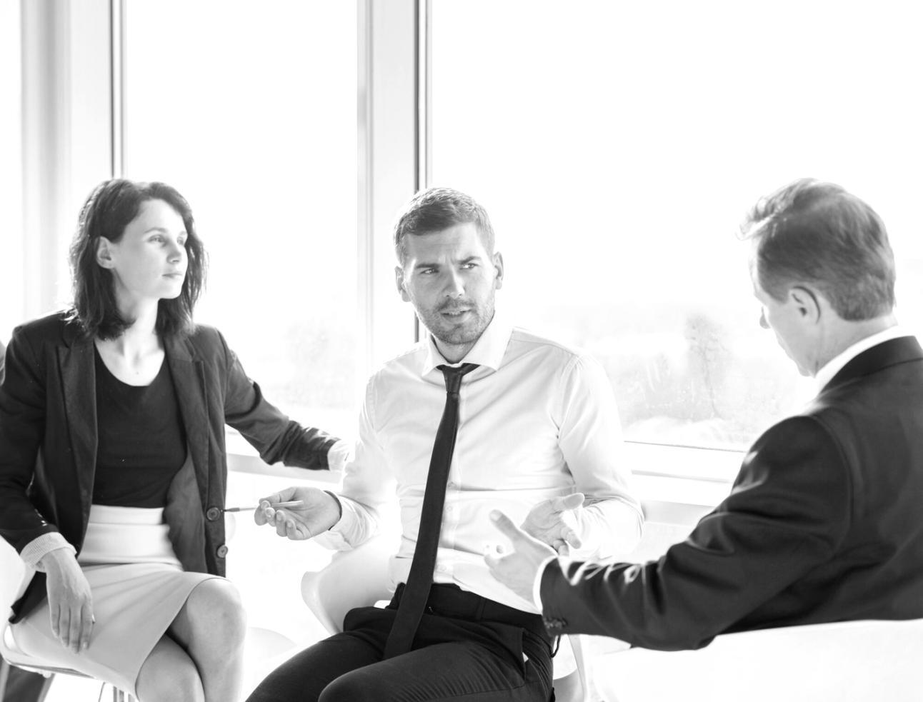 Finanzanalyse Arbeitsplatz mit Dokumenten und Computer